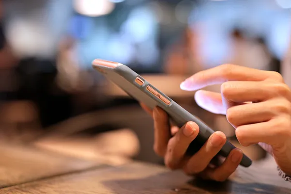 Teléfono Móvil Sostenido por Mujer • Cirecom Movilidad